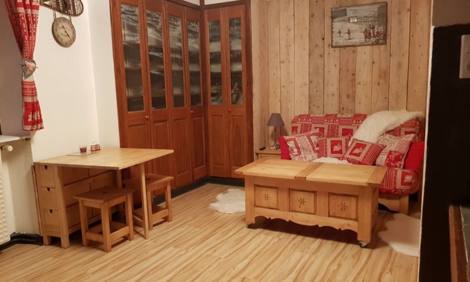 Besse-en-Chandesse Apartment | nice studio in the historic heart of Besse