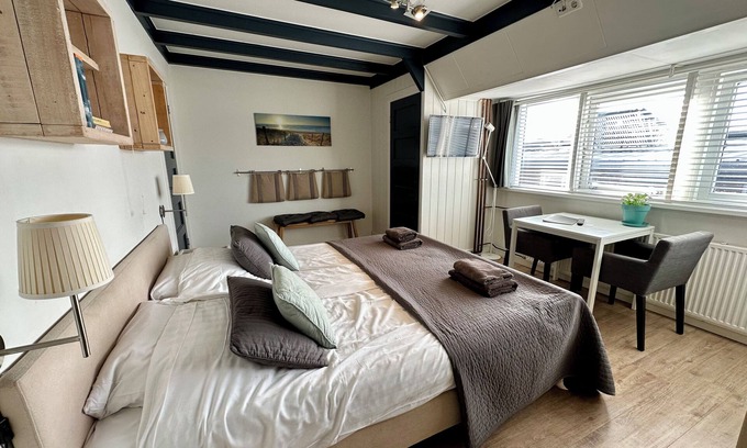 Bergen aan Zee Apartment | Nice studio with small terrace and parking lot. Only 200 meters from the sandy beach