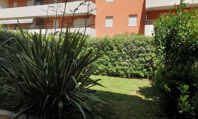 La Ciotat Apartment | Nice T2 near the Port, Private Garden and Terrace, closed garages
