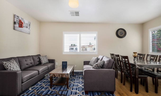 Mid-Wilshire Apartment | Nice Trendy Apartment in proximity to hotspots