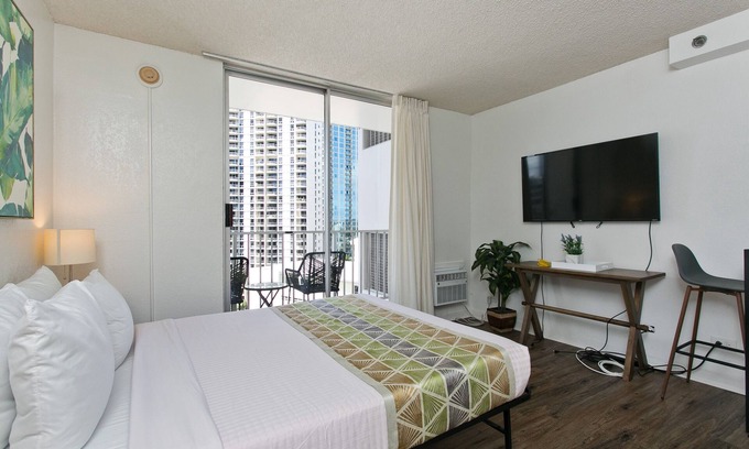 Ala Moana Apartment | Nicely updated Inn on the Park Queen Studio, Near Marina & Fort DeRussy.