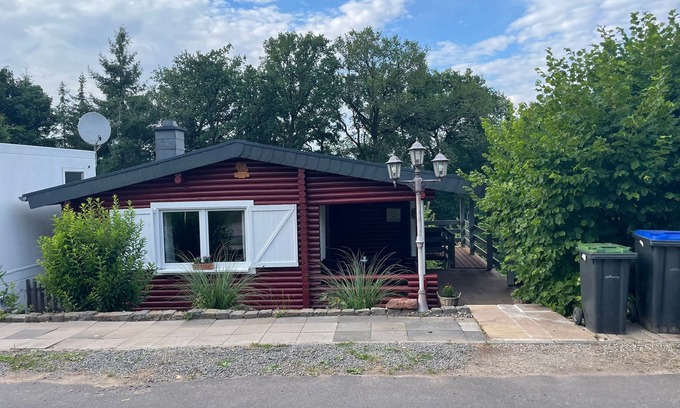 Nideggen Cabin | Nideggen's Schwedenhaus, right next to the forest with great hiking trails and a fireplace.