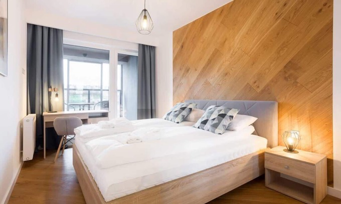 Poznan City Center Apartment | Niedzialkowskiego 10A Prestige Apartment Desk