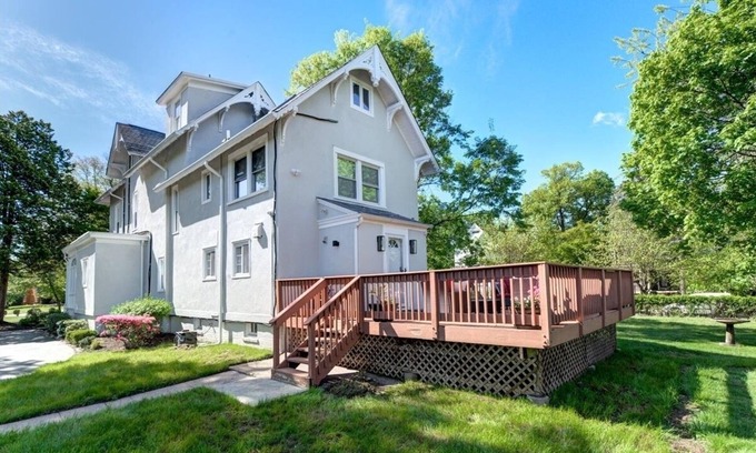 Orange House | NJ Suburban Retreat - Direct train to NYC - Train station half a mile walk!