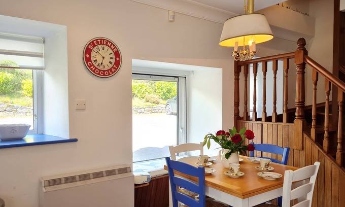 Ballynahinch Cottage | No 12 Old Manor Ballynahinch - sleeps 6 guests in 3 bedrooms
