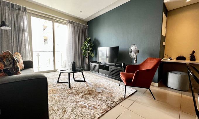 Greater Johannesburg Metropolitan Area Apartment | No Loadshedding | Modern 1 Bed In Rosebank