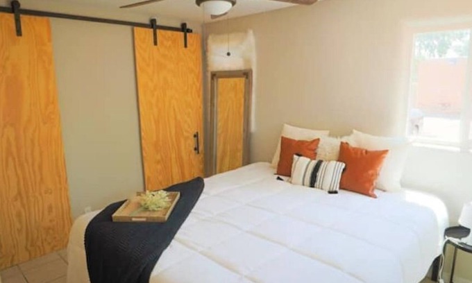 University Heights House | Nob Hill/UNM⭐️Unique Remodeled Apt🛏️King Bed