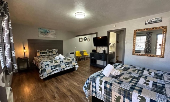 Lakeside Park House | Non-Smoking 2 Queen Room - NS2Q