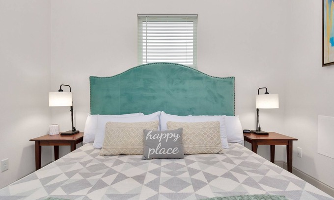 Galveston House | Noon Checkout, Soaking Tub, Sleeps 6