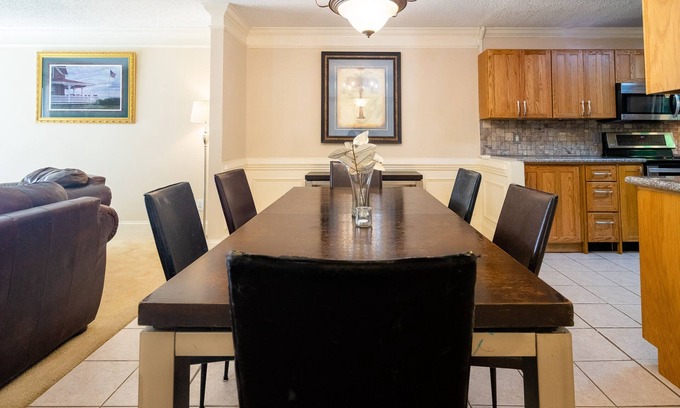 North Raleigh House | North Raleigh Townhome near north hills, greenway trails and Shelley Lake