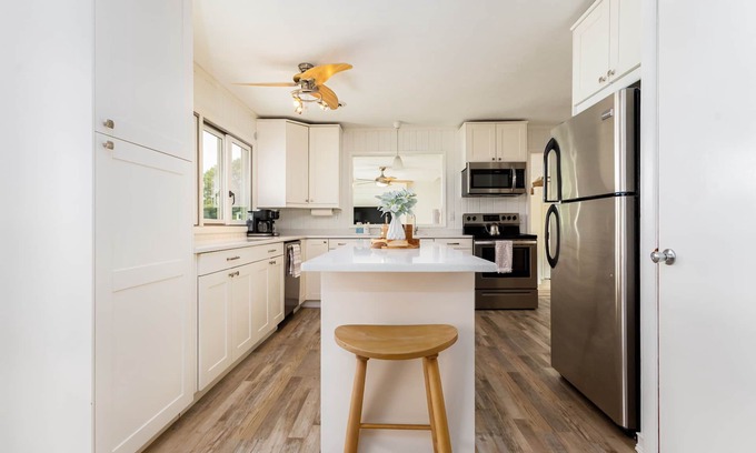 Howe House | North Twin Clover - Lake Front - Kayaks - Short drive to Shipshewana