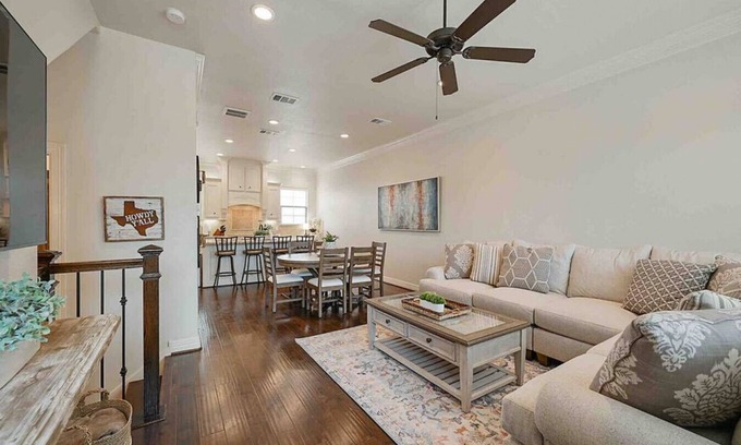 College Station House | Northgate Nest Cozy & Convenient 2BR 3BA Office Steps from A&M