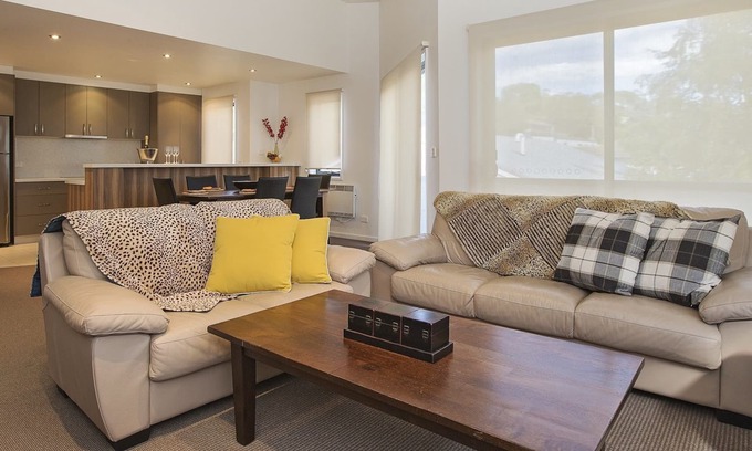 Jindabyne House | Northview 2 - Modern 2BR Townhouse l Lake View l Central Location l Spa Bath l WiFi