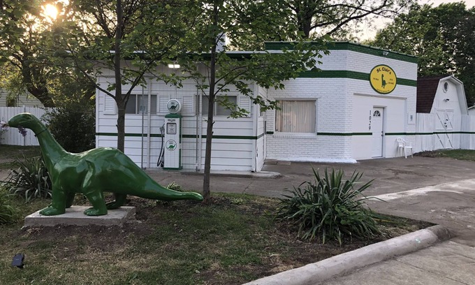 Terre Haute House | Nostalgic 1950s-Garage-Themed VRBO — Sleeps 10!
