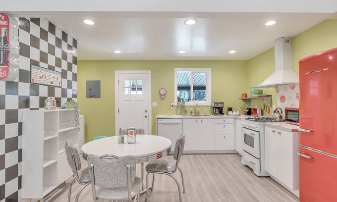 Millcreek Apartment | Nostalgically Retro w/Hot Tub-Exclusive & Private