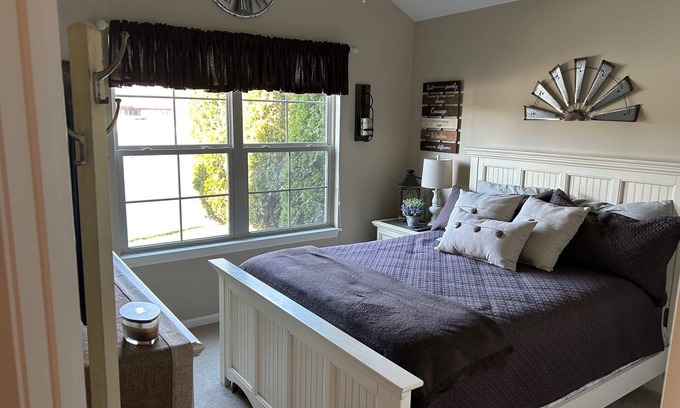 Mishawaka Condo | Notre Dame vs IU Playoff House less than 3 miles from the stadium !