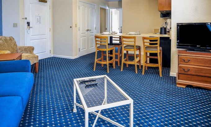 Mishawaka Apartment | Notre Dame vs Wake Forest Weekend! 5 minutes from the stadium!