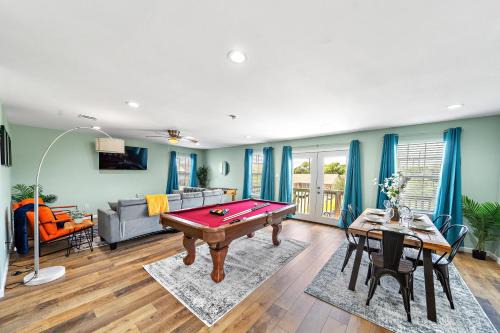 Galveston House | Nr Beach Pier Oasis Game Tables Yard Bbq