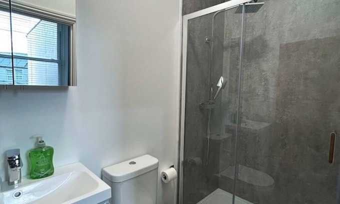 Douglas Apartment | Number 3, 8 Clifton Terrace
