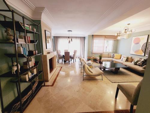 RACINE EXTENSION Apartment | Number Nine Triangle d'Or by IB Signature - Chic 3-Bedroom family apartment in sought-after area, 24 x7 Security - Self check-in - Parking - City View with terrace - Walk to Cafes! City Centre