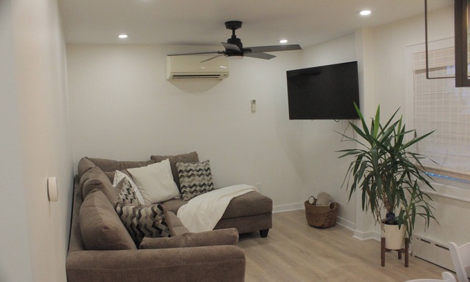 New Rochelle Apartment | NYC NewRo Escape 3 Bdrm walk to train w/parking WiFi, AC