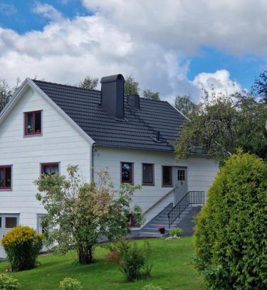 Munkedal Apartment | Nyrenoverad lägenhet centralt, nära till kust och natur