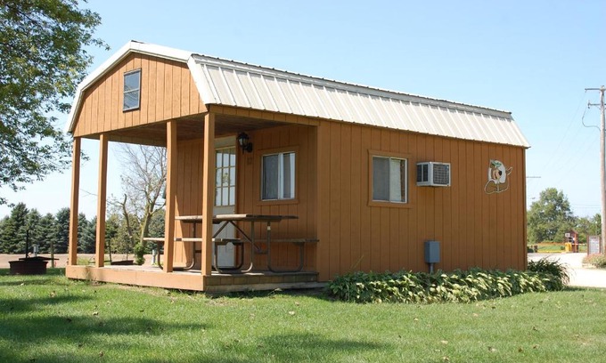 Amboy Resort | O'Connell's RV Campground Lakefront Cabin 9