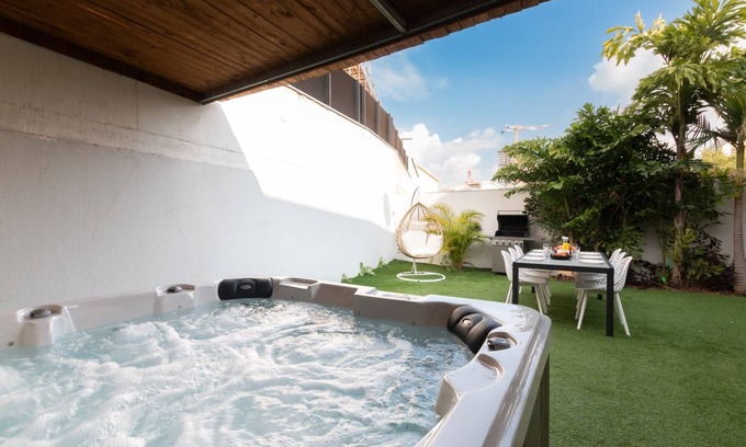 Rishon LeTsiyon Apartment | O&O Group - Huge Villa With Jacuzzi By The Beach
