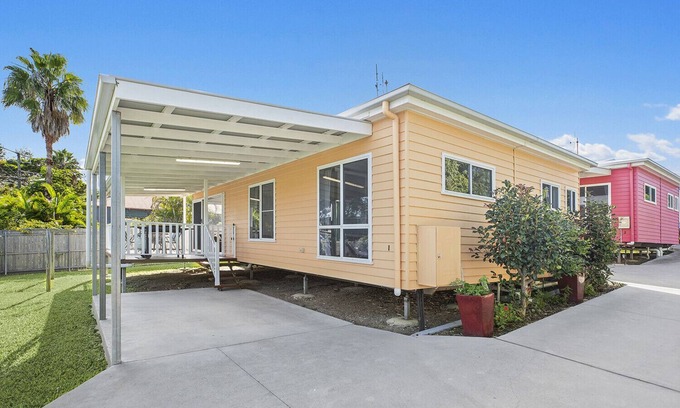 Scotts Head House | OAHU, part of the Ohana Surf Bungalows (<5 minute walk to beach and shops).
