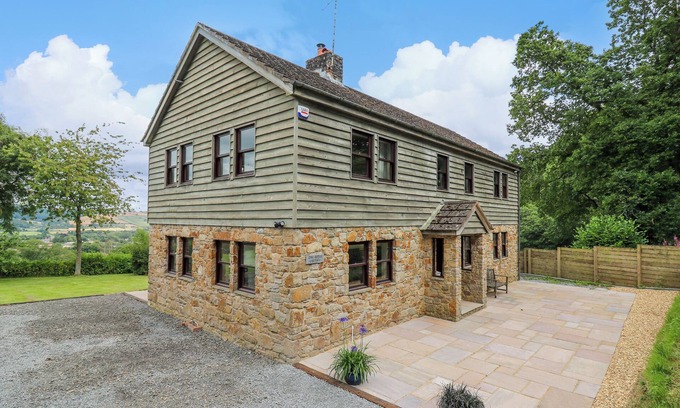Presteigne Cottage | OAK APPLE COTTAGE, pet friendly, with open fire in Presteigne