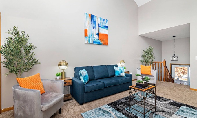 Raymore House | Oak Haven: 3 King Beds + 1 Queen Bed Fast Wi-Fi + FREE Parking - Sleeps 8 People