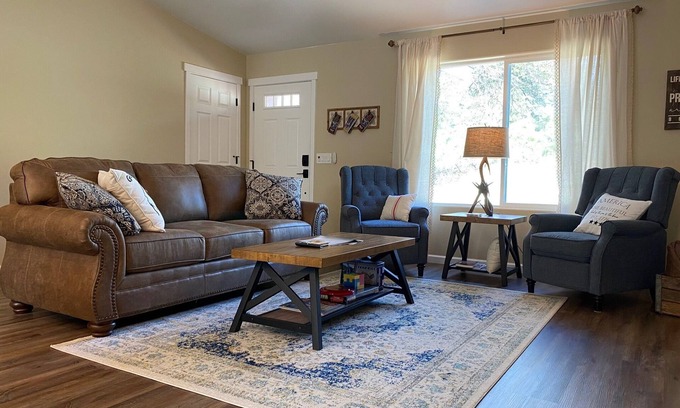 Oak Knoll Village Cottage | Oak Knoll Cottage - Minutes to Downtown, Ideal for Fishing & Hiking!