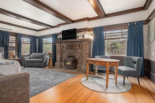 Upper Telegraph House | Oak Suite