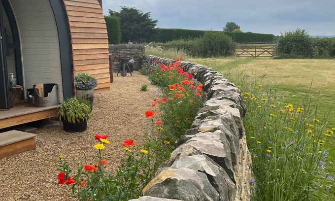 Dronfield Cabin | Oak Tree Retreat - sleeps 2 guests in 1 bedroom