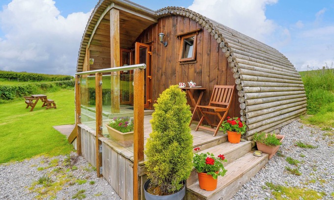 Llanddeusant Cottage | OAK VIEW, romantic, with hot tub in Llandovery