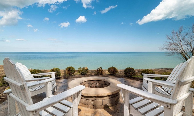 Ashtabula House | Oakwood Beach - Lake Front - Geneva-On-The-Lake