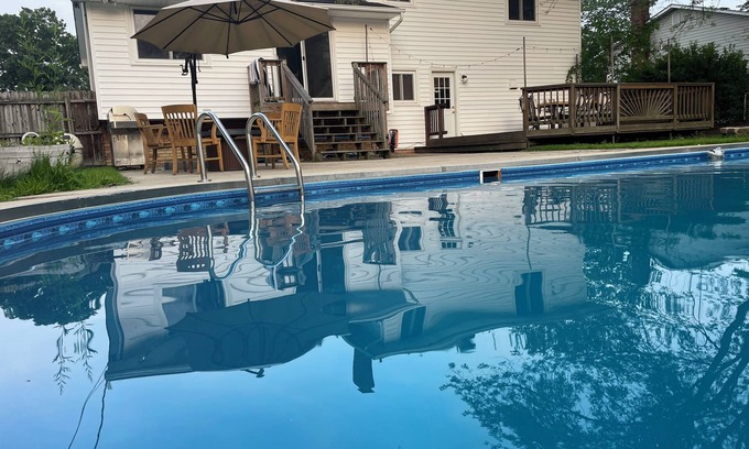 Strongsville House | oasis inground pool 6 person hot tub, getaway close to it all