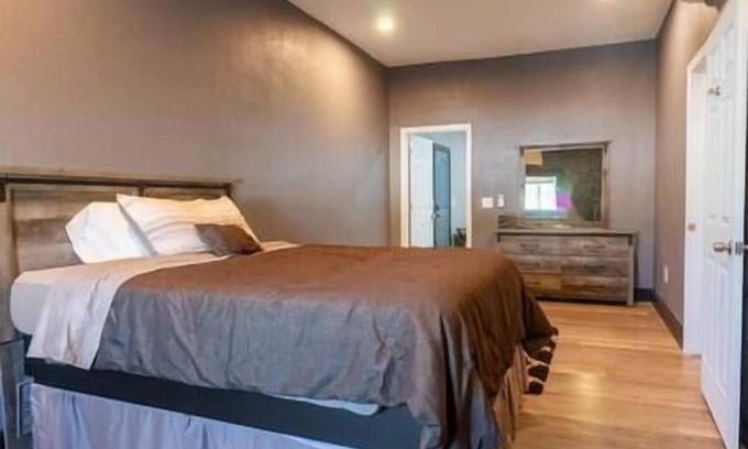 Winchester Apartment | Oasis on the Square