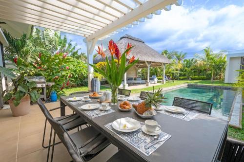 Grand Gaube Apartment | OCEAN beachfront flat, 3 bedrooms en suite, Grand Gaube