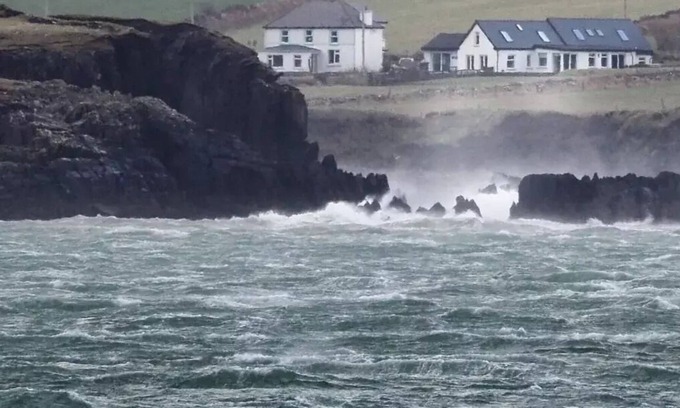 Ventry Cottage | Ocean Blue Retreat; stunning harbourviews, quiet rural setting near Dingle town.
