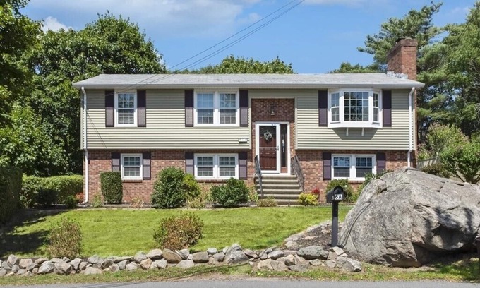 Gloucester Apartment | Ocean Breeze/8-Minute Walk to Beach
