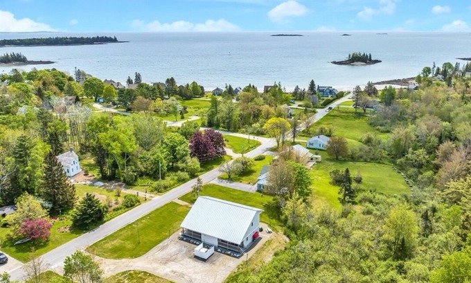 Owls Head House | Ocean Breeze Haven - Sleeps 12, Walk to Beach