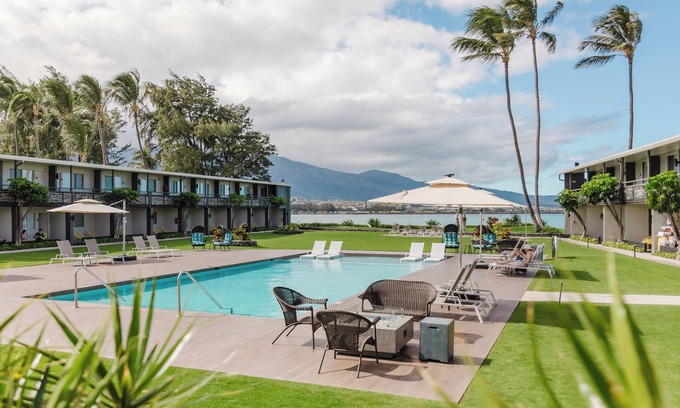 Kahului Hotel | Ocean Breeze Room with Outdoor Pool Near Kahului Beach & Dining