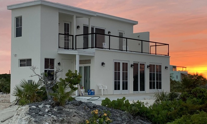 Forbes Hill House | Ocean Front facing the Tropic of Cancer Beach !