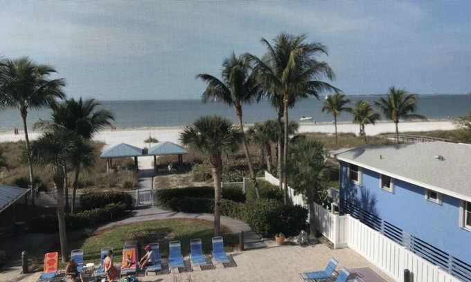 Fort Myers Beach Condo | Ocean front, Ft Myers beach, private balcony facing the Gulf, heated pool, WiFi!