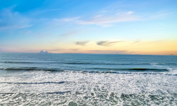 Sharp Park House | Ocean Front Home- French Villa - Pacifica-San Francisco! Hear waves and relax!