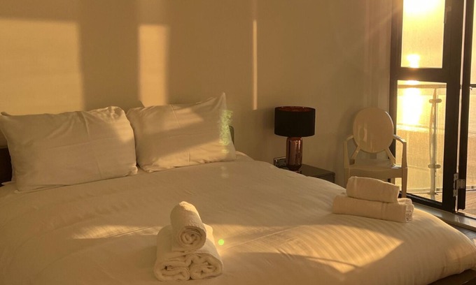 Ramsgate Condo | Ocean Lookout in Ramsgate is a striking beachfront three-bedroom apartment offering panoramic sea views across the English Channel. Stylishly refurbished, the spacious property is just steps from Ramsgate Main Sands and The Royal Harbour