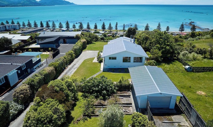 Kaikoura House | Ocean & Mountain Views | Spacious Home - KK24113