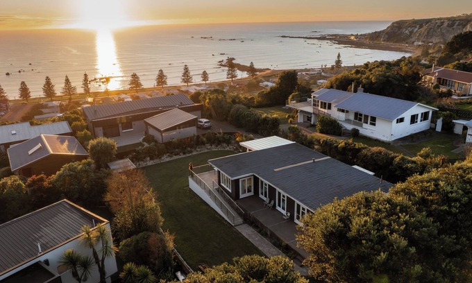 Kaikoura House | Ocean & Mountain Views | Spacious Deck | Sunny - KK39111