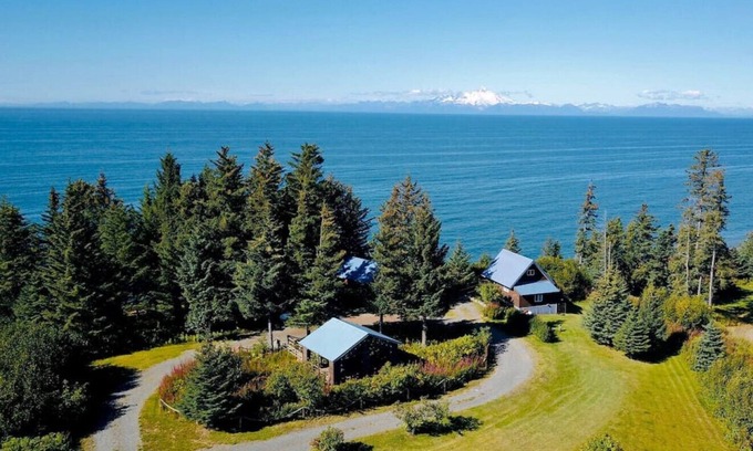 Nikolaevsk Cabin | Ocean-view Cabins on the Anchor Point Bluff